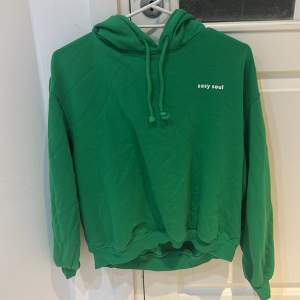 En grön hoodie från h&m med en liten tryck. Den är i storlek M men passar också som S🌼