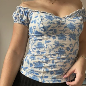 Söt Nelly topp - En jättesöt topp från Nelly i storlek S men passar även M. Off shoulder men går att ha axelbanden på som ”vanligt” också 🫶🏼🫶🏼