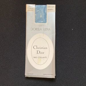 Nylonstrumpor Dior - Vintage Dior ✨ Paketen ser lite gamla och slitna ut men det är insidan som räknas ☺️ 