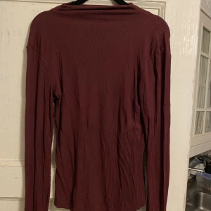 Långärmad tröja - Vinröd långärmad tröja. Bra skick.