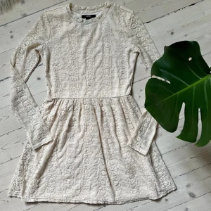 Ljusbeige Spetsklänning - Spetsklänning från Forever 21. Använd ett par gånger men fortfarande i fint skick ❤️