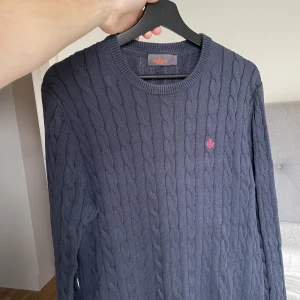 Tröja från Morris - En blå kabelstickad tröja från Morris i storlek M i bra skick!