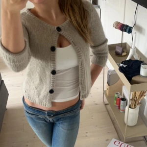 Stickad kofta - Otroligt fin stickad kofta! Märket är ”Petits hauts” och storleken är Xs/S💓💓Perfekt nu till hösten