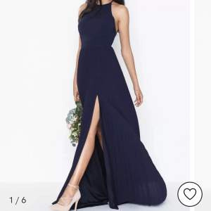 Så fin mörkblå balklänning som tyvärr är lite för stor för mig :( Den är aldrig använd och alla lappar sitter kvar, orginalpriset är 899 och den är helt slutsåld 🩷💞⭐️