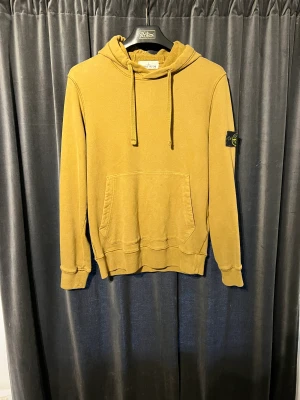 Stone Island  - Stone island hoodie i storlek m, sparsamt använd skick 8/10. Såklart äkta med clg qr kod. Hör av dig om du har några funderingar!