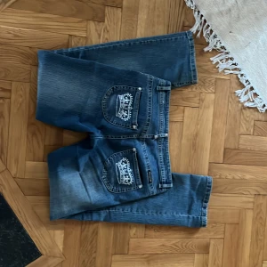 Heart quake jeans - Ett par skit snygga low waist heart quake jeans! 💕Absolut inga dissefekter och passar storlek 34-36. Skriv vid frågor eller om ni vill köpa!❤️(är inte sålda)