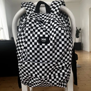 Vans ryggsäck - Vans ryggsäck i fint skick, nästan oanvänd, inga märken eller skador på den. Nypris cirka 500, säljer för 200