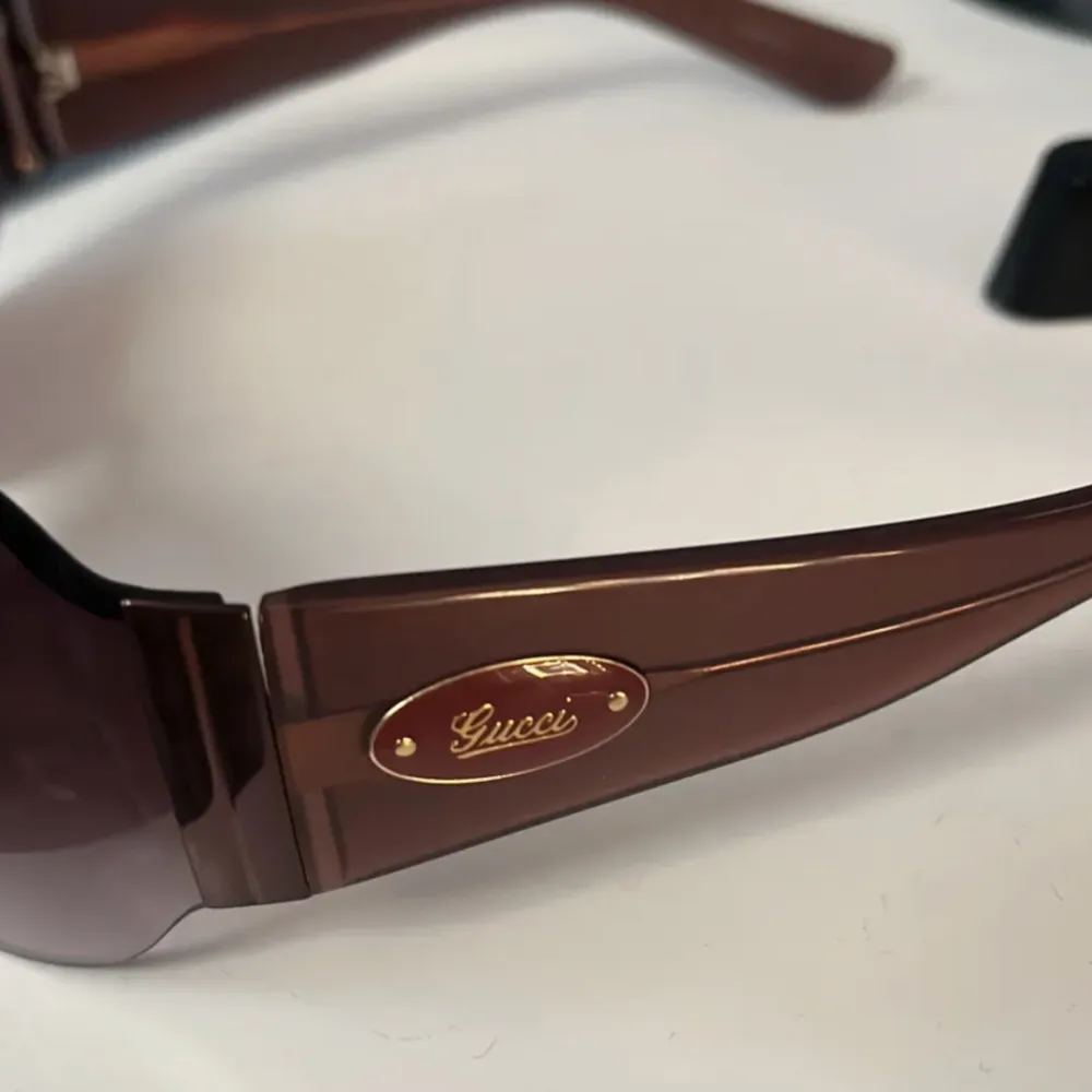 Solglasögonen gjordes 2006 och är i bra skick. De är använda ca 2 ggr. Glasögon skyddet får man på köpet.. Accessoarer.