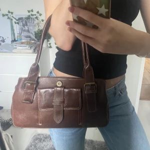 Väska - Sjukt söt vintage väska, i bra men änvänt skick, finns fåtalet mindre defekter jag kan skicka om ni är intresserade💗 perfekt nu till hösten och smidig storlek. 