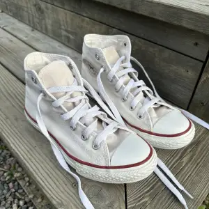 Säljer fina beigea Converse i storlek 34, väldigt bra skick, nästan nyskick då knappt använda