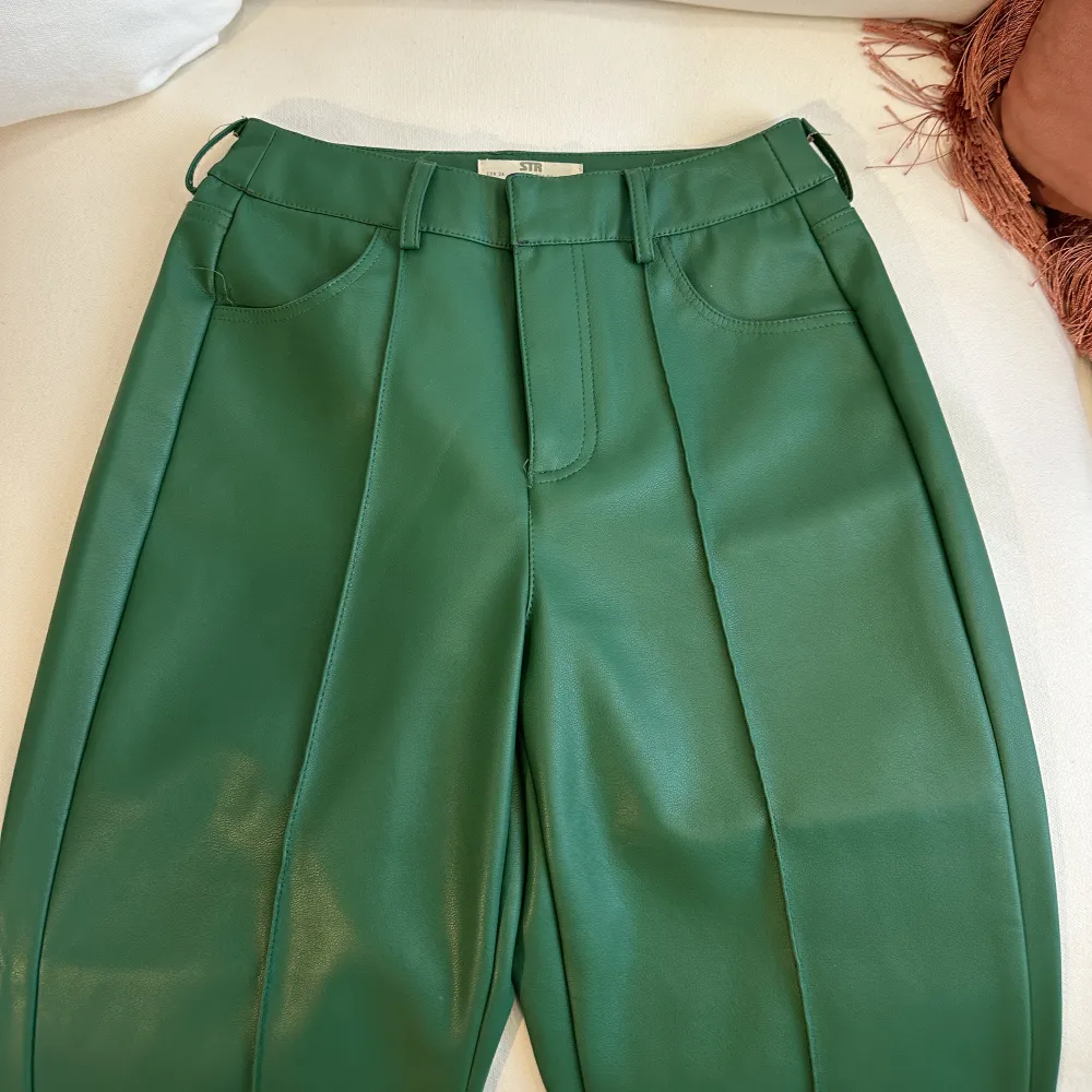 Snygga skinnbyxor från stradivarius i en grön färg. Använda en gång. . Jeans & Byxor.