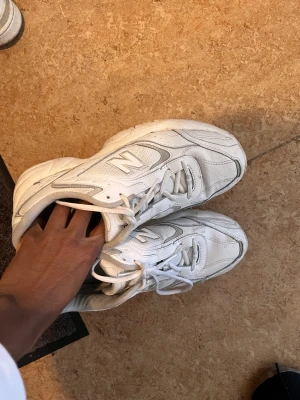 New balance skor - Ordentligt använda  Beige detaljer men mestadels vita 