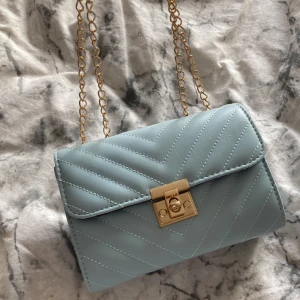 Blå väska 💗 - Säljer en jätte fin blå väska! Ord pris 150kr