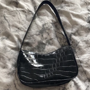 Svart väska - Säljer pga att den inte kommer till användning!❤️ Den kommer från hm Ord pris 99kr 