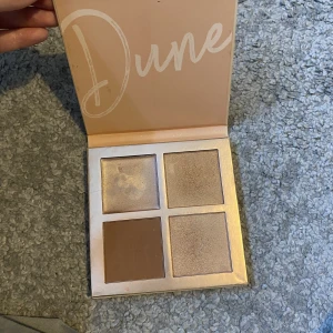 Fin palett - Använt kräm highligtern och lite av bronzern, annars oanvänd, super fint. Har rensat mitt rum så finns massa saker i min profil!💕