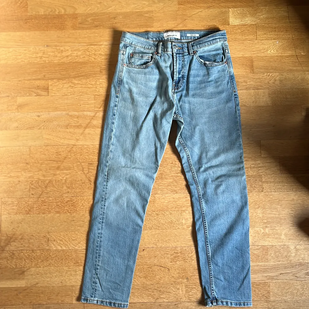 Pull&Bear jeans med regular passform. Knappt använda, så i bra skick . Jeans & Byxor.