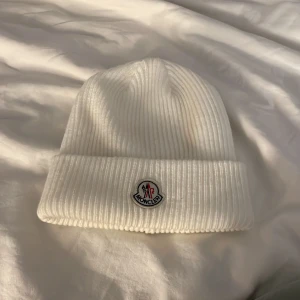 Mössa - Säljer denna då ja inte använder den alls, den har används 2 gånger, köpte den begagnad av en som köpte den helt ny på hemsidan, så den ska vara äkta 💓