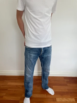 Replay jeans - Säljer ett par feta Replay jeans i storlek 34, skick: 9-10. Vårt pris: 549kr Nypris: 1699kr.