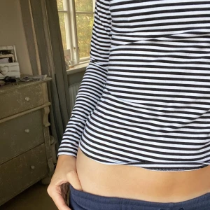 Randig tröja med u-ringad rygg🌟 - Säljer denna populära tröjan från HM som är u ringad i ryggen och jätte bra nu till hösten!🌟 Contacta mig vid frågor🌟