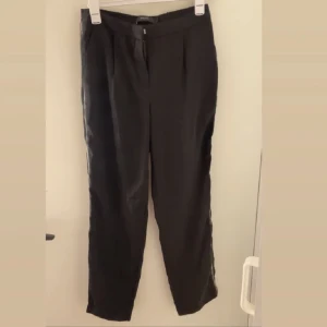 Kostymbyxor med detalj  - Säljer dessa as snygga och coola kostymbyxor som har en väldigt snygg detalj vid kanten! Helt ny med prislapp kvar!