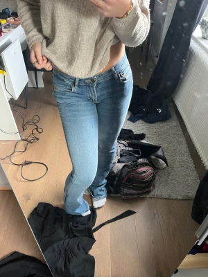Zara Low waist jeans - Snygga zara low Rise jeans. Använda Max 3 gånger! Storlek 34
