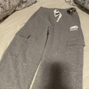 Roots Canada tshirt+cargomjukisbyxor - Fick detta set från roots canada som present säljer för de är för stora för mig, endast testade Byxorna nypris:900 T-shirt nypris:400 prisplapp fortfarande kvar:) pris kan diskuteras kan även sälja plaggen separat 