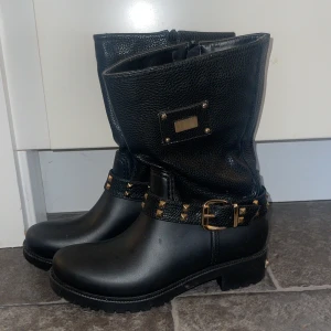 Stövlar  - Låg stövel med vattentät nederdel och med guldiga deltaljer på. Aldrig använda 