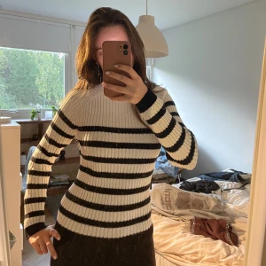 Stickad långärmad  - Knappt änvänd och superskönt, inte för tight🤗