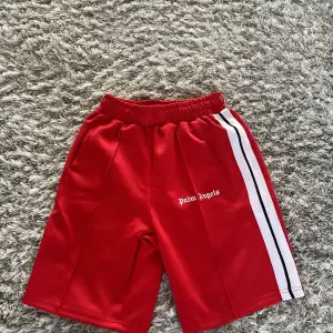 Röda palm angels shorts i storlek S passar M