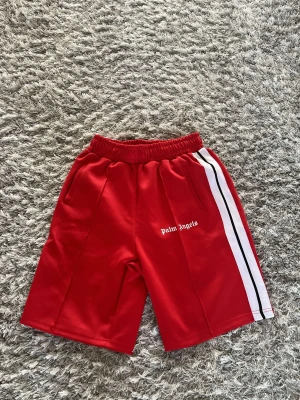 Palm Angels Shorts  - Röda palm angels shorts i storlek L passar XL 