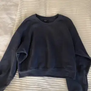 Så snygg marinblå sweatshirt!! Sparsamt använd😇 använd gärna ” köp nu” knappen💞
