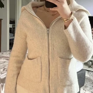 Stickad kofta - Snygg kofta från & other stories!! Säljer då den inte längre kommer till användning 