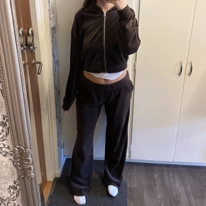 Mjukis set - Super mysigt brunt sett i använt skick. Finns en skada på ärmen som man inte märker av men kan vara bra att veta🩷 säljer bägge delarna i ett paket 