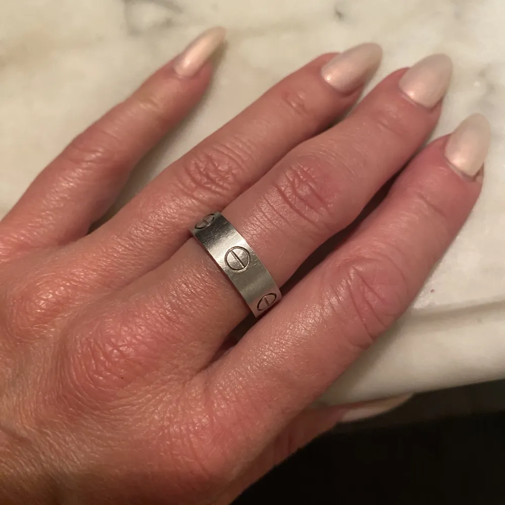 Ring i stål strl 17 sparsamt använd . Accessoarer.