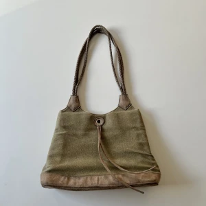 Grön väska - Grön handväska / axelväska. Bredd: ca 25 cm. Längd: ca 30 cm. Djup: 8 cm 💕