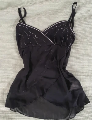 Linne med  - Super fint linne i mesh liknande material. Söta detaljer av paljetter. Står M men skulle säga att den passar som s/m. Några små defekter som knappt syns 