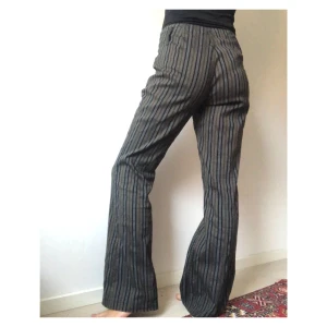 Randiga byxor - Ett par randiga, lite utsvängda byxor i storlek 36. 