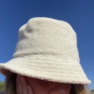 Bucket-hat i Teddy material💗 - En söt liten Bucket hat, perfekt för stranden. Jag har använt denna en gång 💘