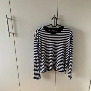 Tröja - Säljer denna tröja från Monki i storlek xs.