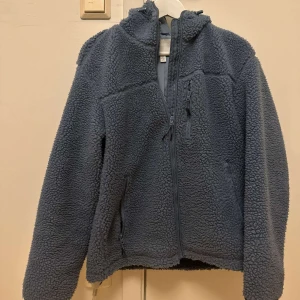 Jacka - Så mysig Teddy jacka från hm som inte längre kommer till någon användning💙💙är i storlek XS men sitter lite oversize så den passar nog XS/S/M💙