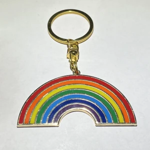 pride nyckelring - jättefin pride nyckelring i form av en regnbåge 🌈🏳️‍🌈 nyckelringen är guldfärgad, men är ganska säker på att det inte är äkta. aldrig använd så den är i superfint skick! som du ser på bild 3 är baksidan guld, regnbågen är bara på en sida :)