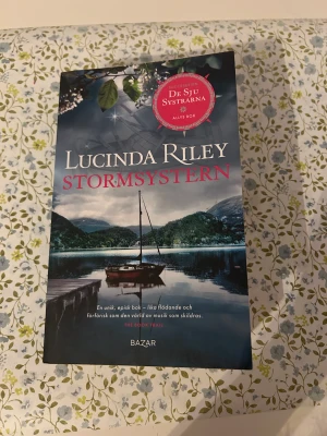 Bok - ”Stormsystern” bok två av de sju systrarna. Bra och intressan bok, är i bra skick. Köpt för 120kr.