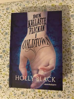”Den kallaste flickan i coldtown” av Holly Jackson som är författaren av The Cruel Prince. Är i bra skick. Köpt för 180kr.