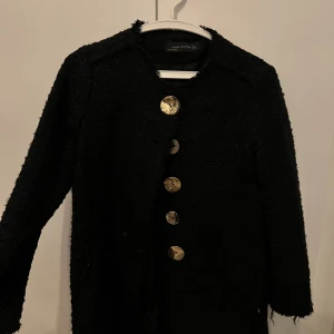 Kappa från Zara - Denna ursnygga kappa från Zara säljer jag nu!! Knappt använd och den har ett väldigt fint material då den ser lite ”handsydd” ut. Guldiga knappar som gör att det känns lite extra lyxigt. Medellång, vilket är perfekt då man ser byxor så kappan inte täcker.