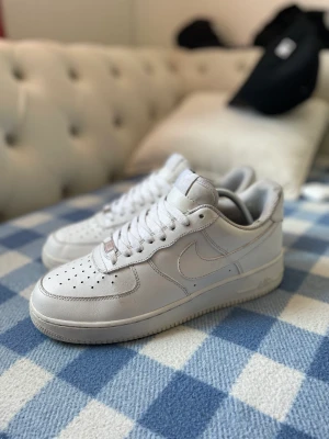 Air force 1 - Säljer ett par af1 i storlek 42 för 300kr, skorna är bara slitna i sulan boxen finns.