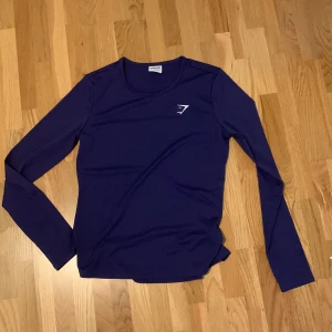 Träningströja - Träningströja i tunnt material från Gymshark. Färgen är mörkblå/lila. Knappt använd. 