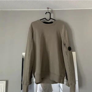 CP Company crewneck  - Väldigt bra skick, knappt använd. Texten på märket har blivit lite sliten av tvätten bara. För liten för mig.