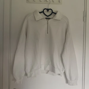 Kofta  - Mysig tjock sweater. Med blixtlås så man kan styla den olika. Passar storlek xs-m.