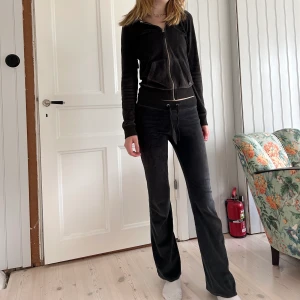 Hollister mjukisset - Säljer mitt jättefina grå-svarta Hollister mjukisset i storlek XS-S, som tyvärr blivit lite för litet❤️‍🔥  Köpare står för frakt men priset kan förhandlas💗