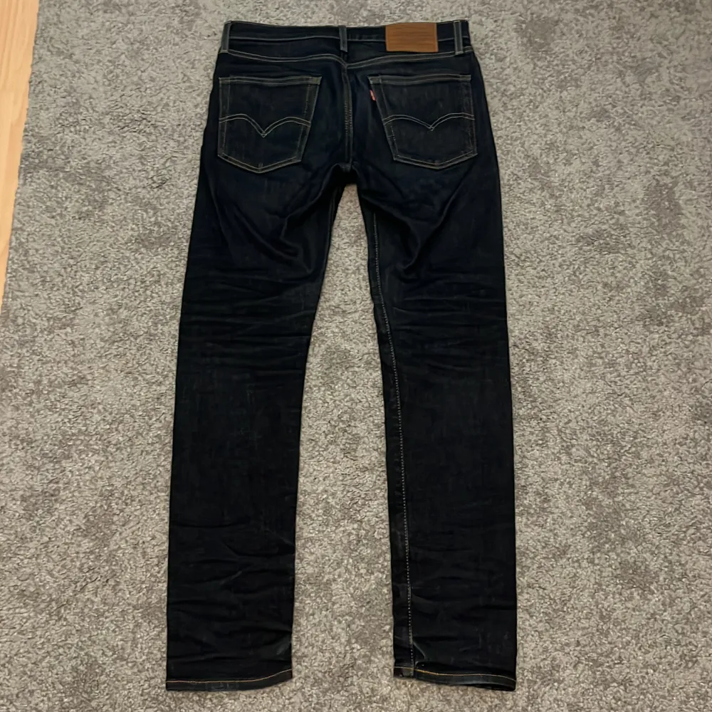 Säljer mina Levis jeans, den har varit andvända men är nu för små. De är en 510 slim fitted modell.. Jeans & Byxor.